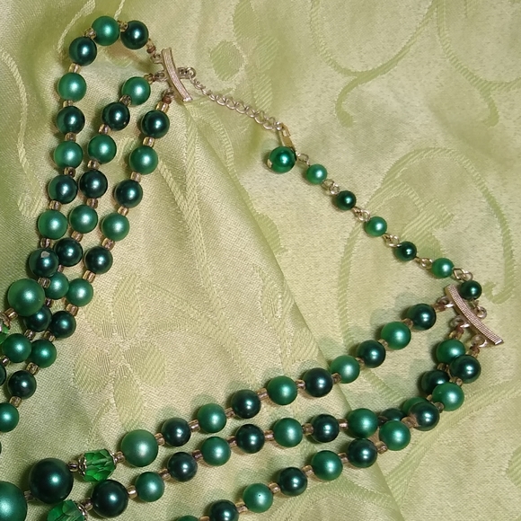 Vintage 3-Strand Green Beaded Necklace - Picture 5 of 9